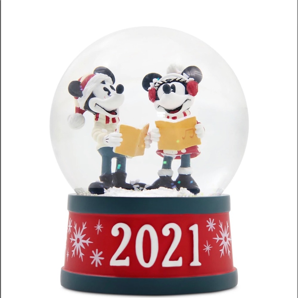 Disney Mickey/Minnie 2021 snow globe. New